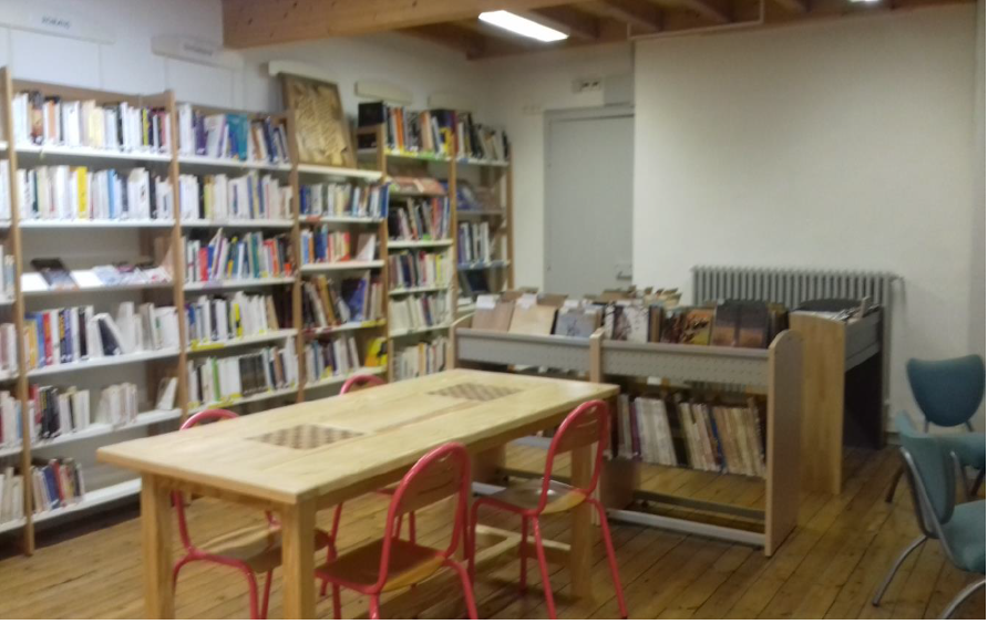 Photo représentant la bibliothèque de la Maison d'arrêt de Fontenay-le-Comte