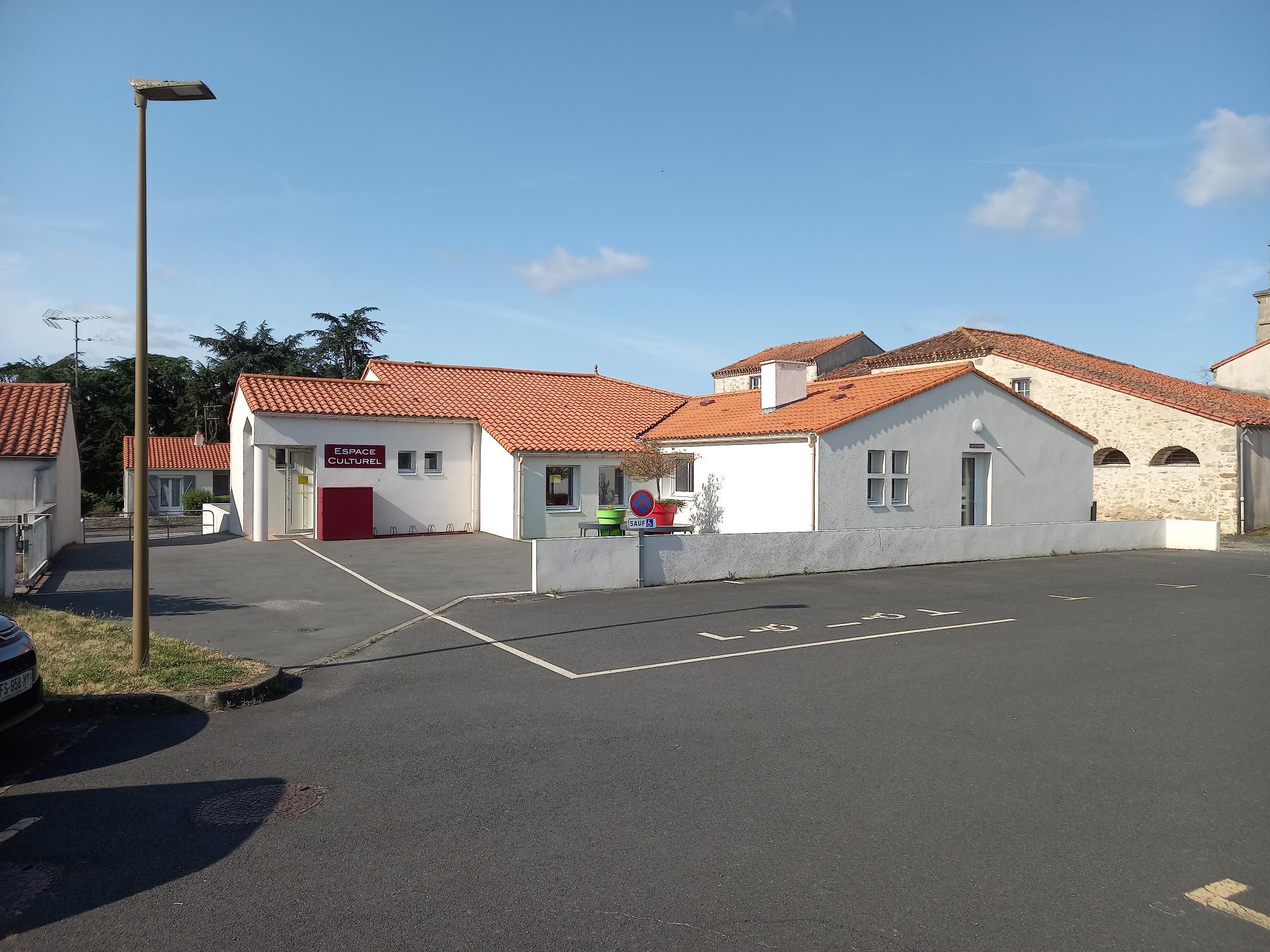 Image représentant l'entrée de la bibliothèque de Saint-Aubin-Des-Ormeaux.