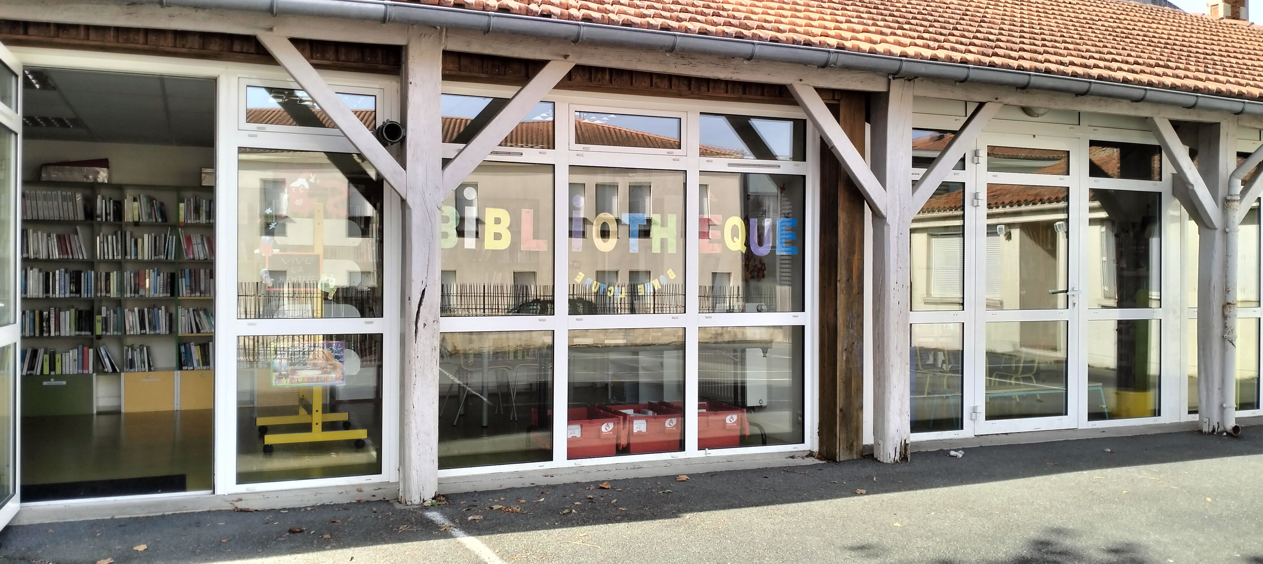 Image représentant l'entrée de la bibliothqèue de Sainte-Gemme-la -Plaine.